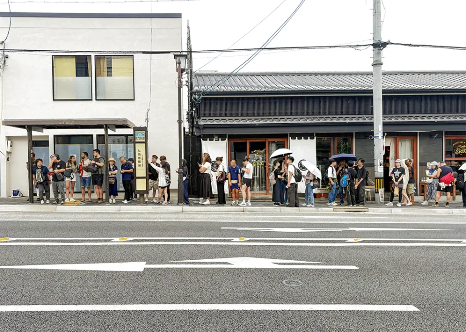 京都市バスのバス停でバスを待つ人の長蛇の列。