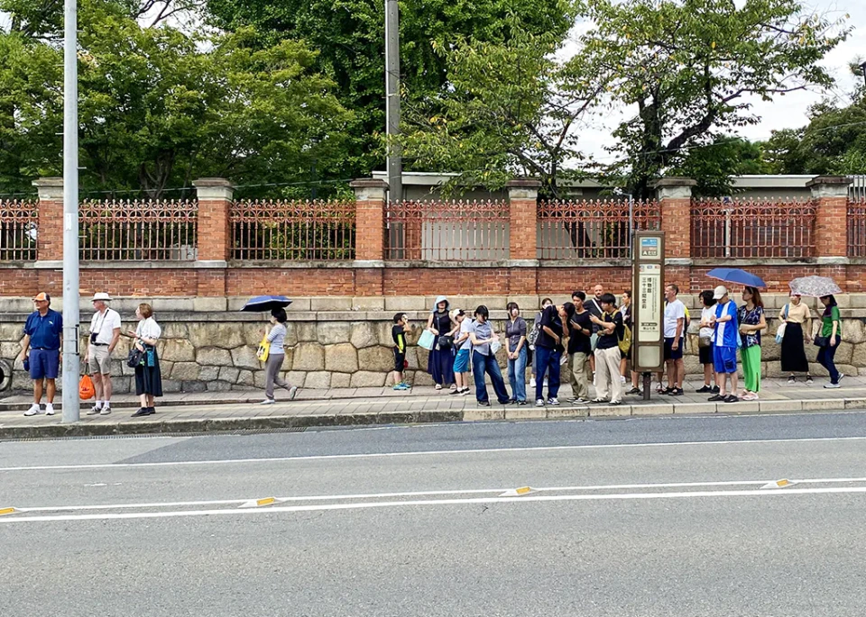 京都市バスのバス停でバスを待つ人の長蛇の列。