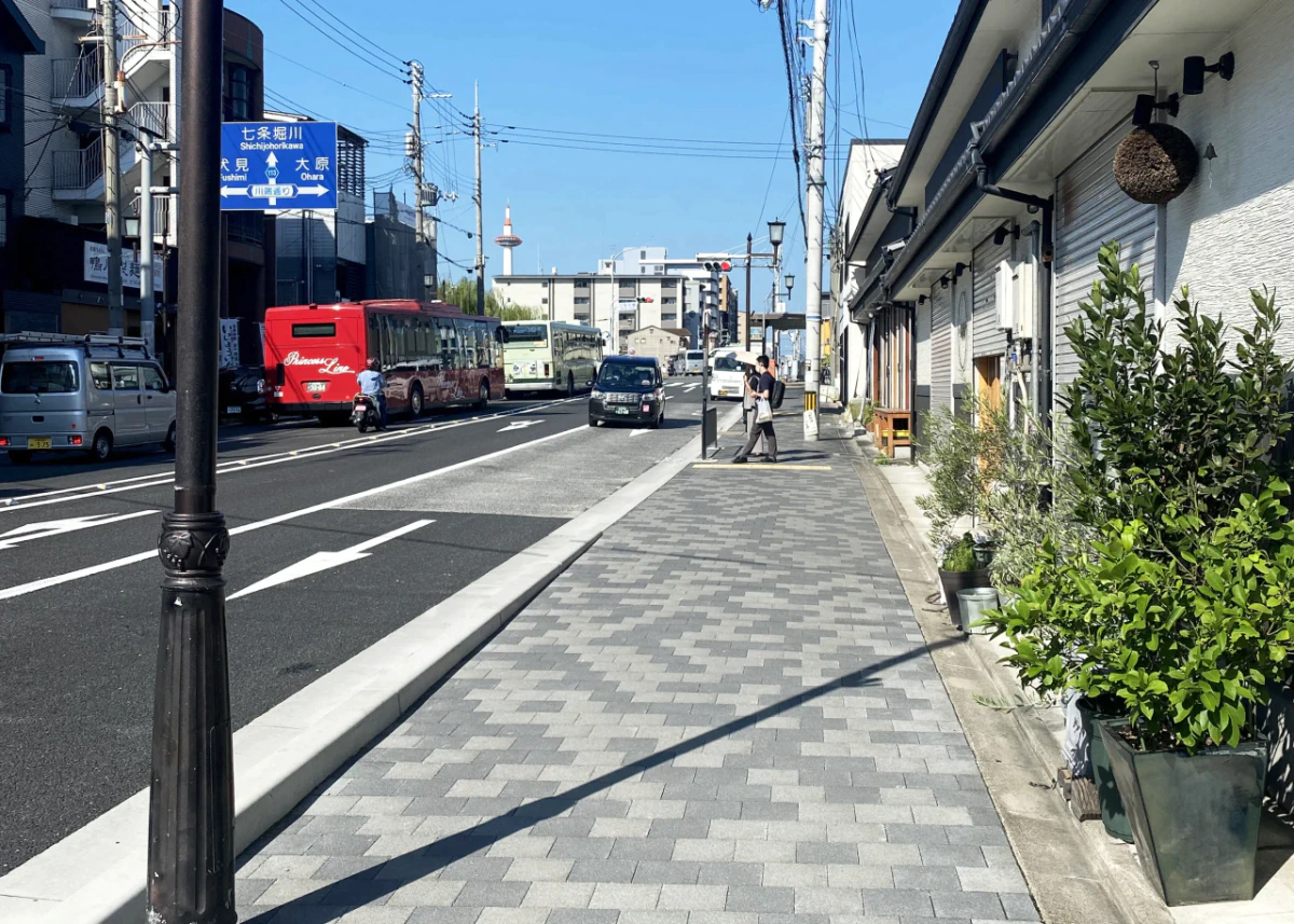 晴天の七条通り。遠くに京都タワーが見える。
