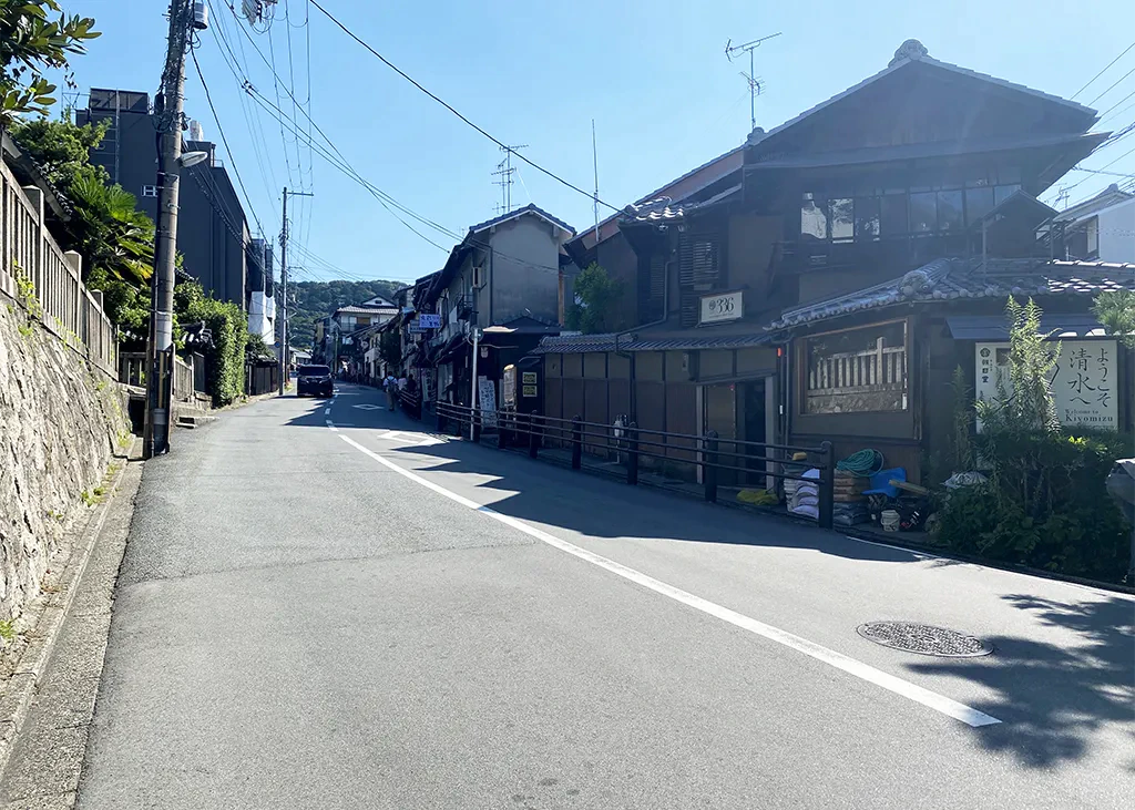 清水寺へ向かう坂道。道のわきには古い建物が並んでいる。