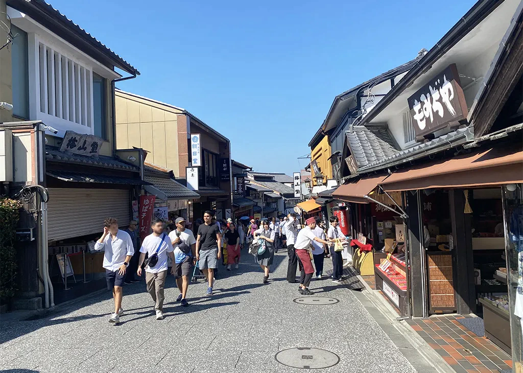 清水寺参道の様子。修学旅行生や店先で声をかける店員でにぎわっている。