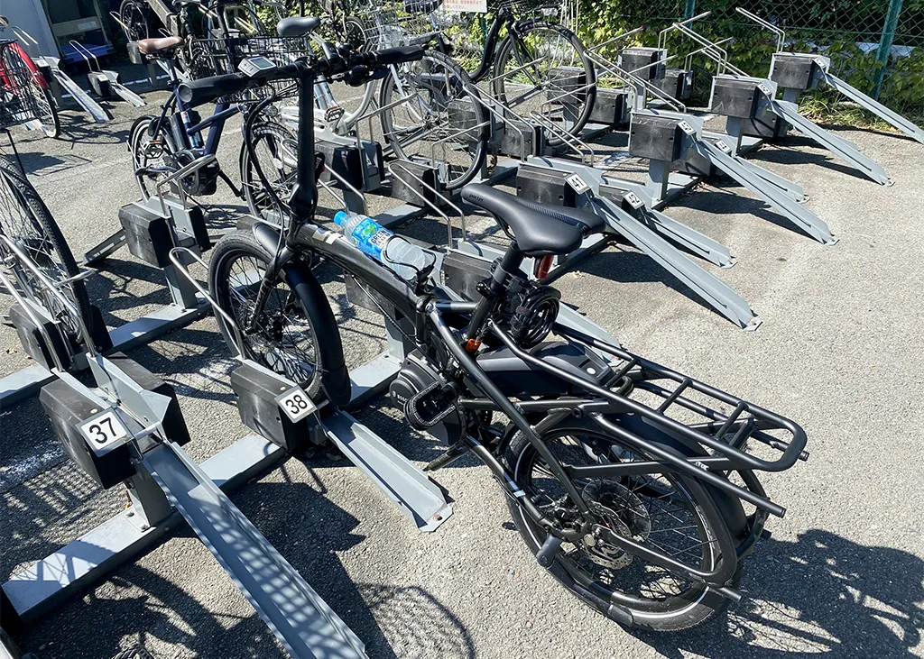 清水寺付近の駐輪場に自転車を駐車している様子。