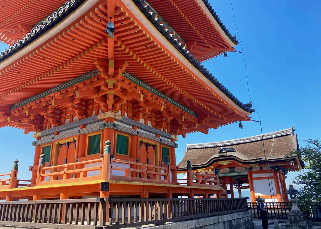 清水寺の三重塔とその奥に見える仁王門の写真。