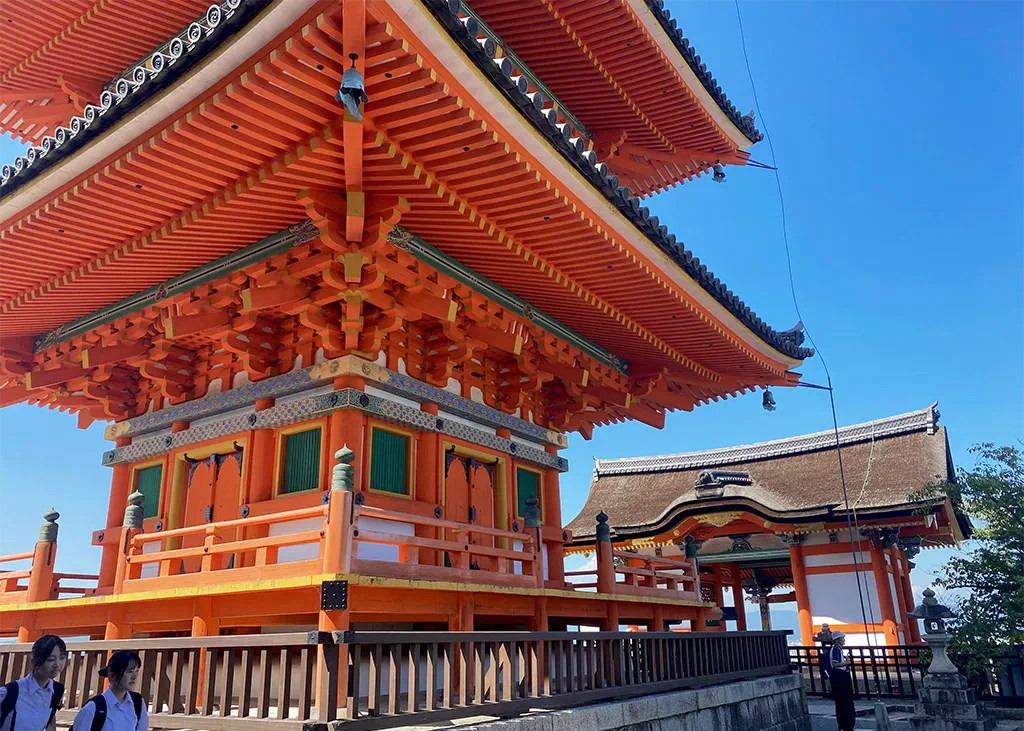 清水寺の三重塔とその奥に見える仁王門の写真。
