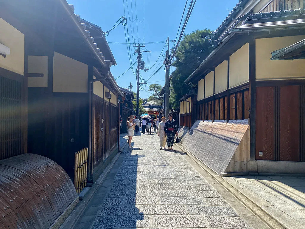 八坂庚申堂の門前の道。
