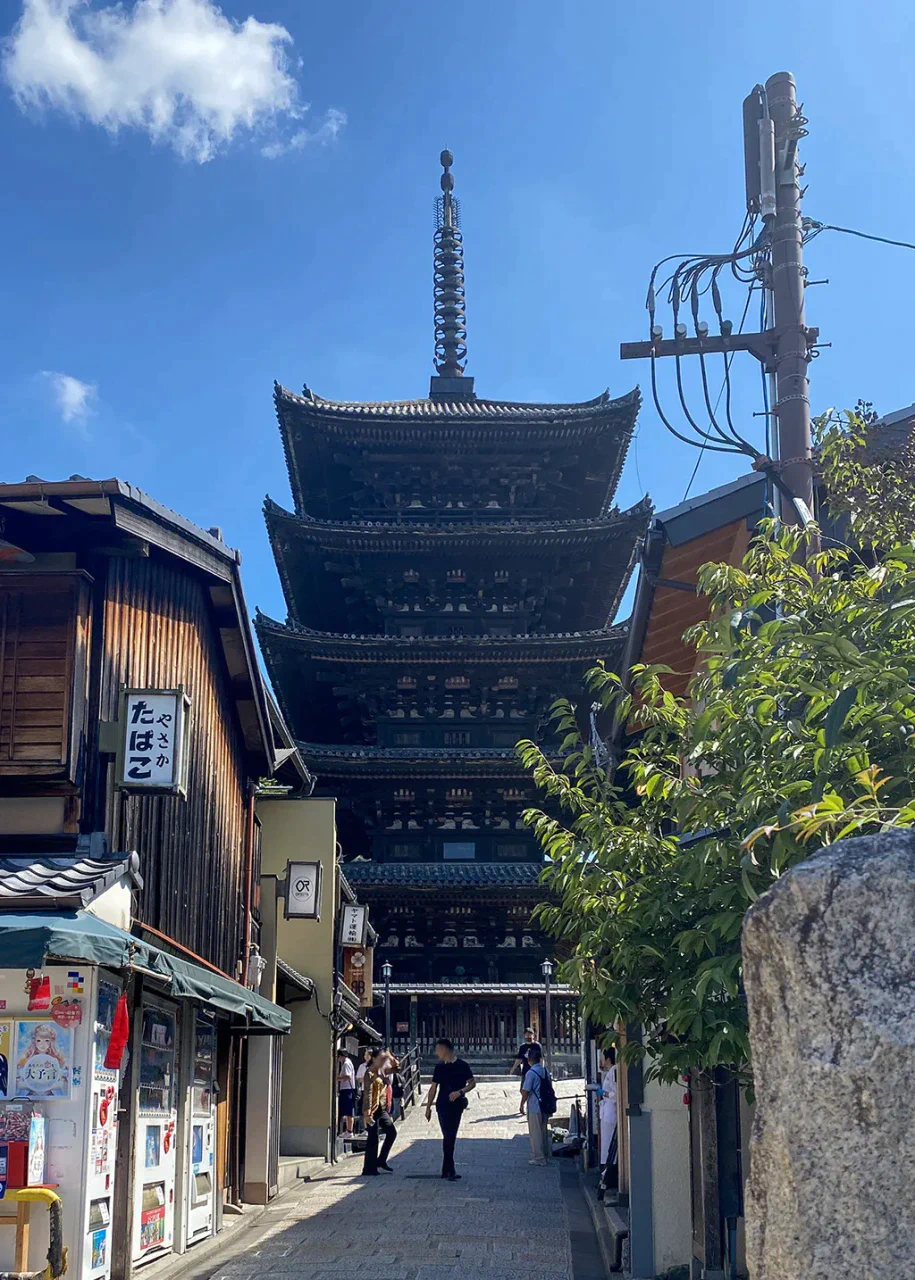 八坂庚申堂の門前から見えた五重塔の写真。