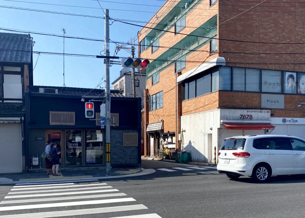 喫茶アマゾンの交差点からWanderCycle Kyotoのある方向を写した写真。