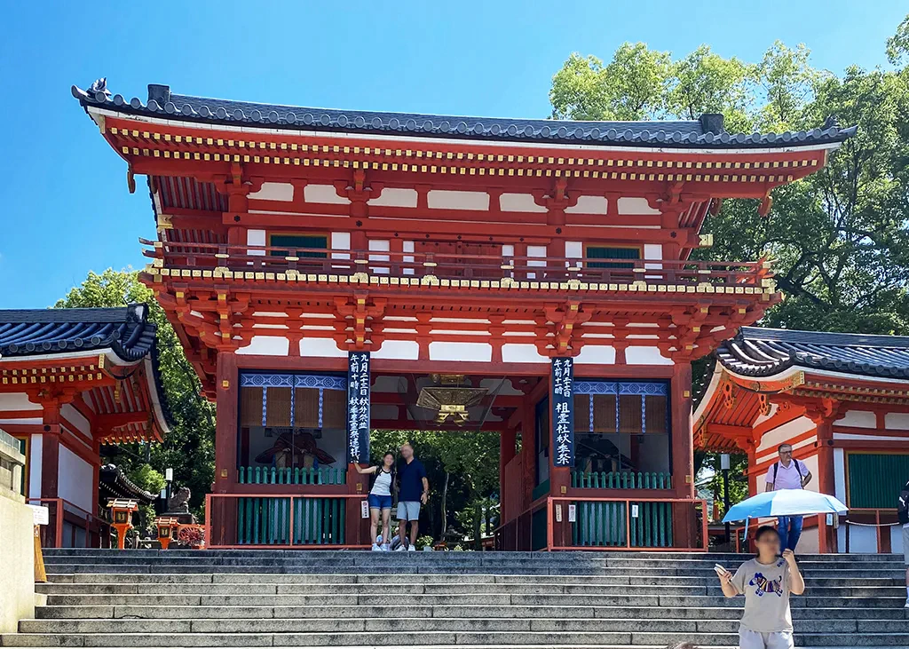 京都・八坂神社の西楼門。