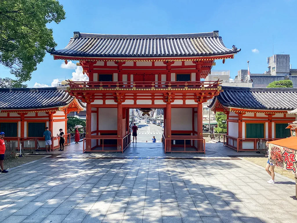京都・八坂神社の西楼門を境内側から撮影した写真。