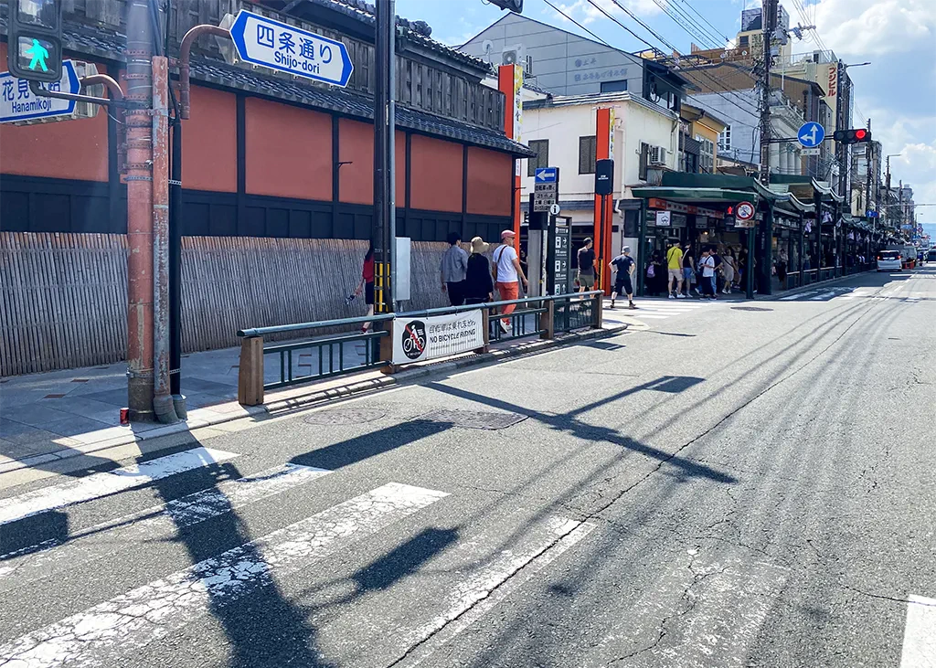 祇園花見小路へ四条通から入る交差点。