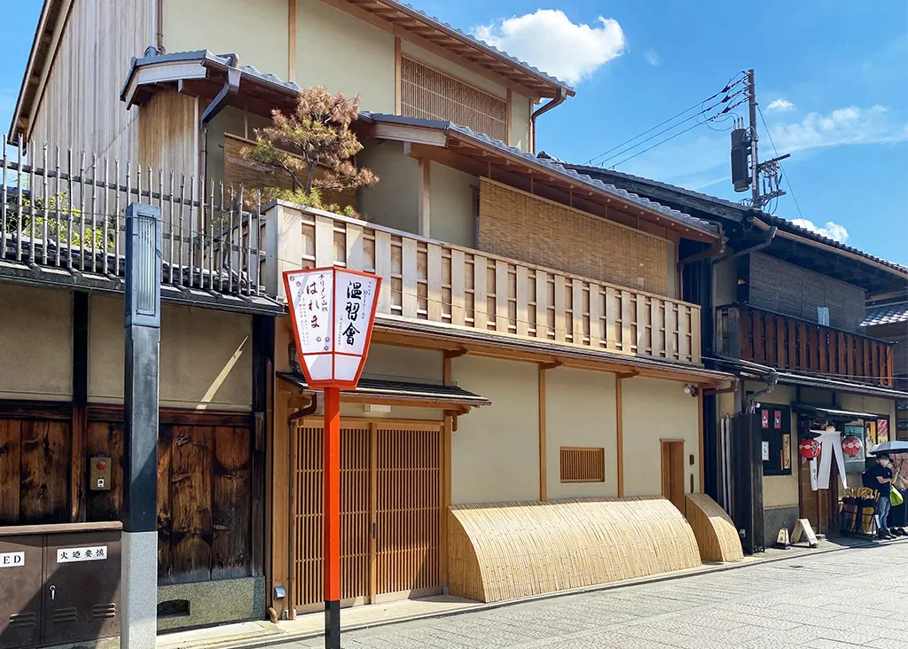 昼間の祇園花見小路。昔ながらの見た目の京町家のお茶屋さんが並んでいる。