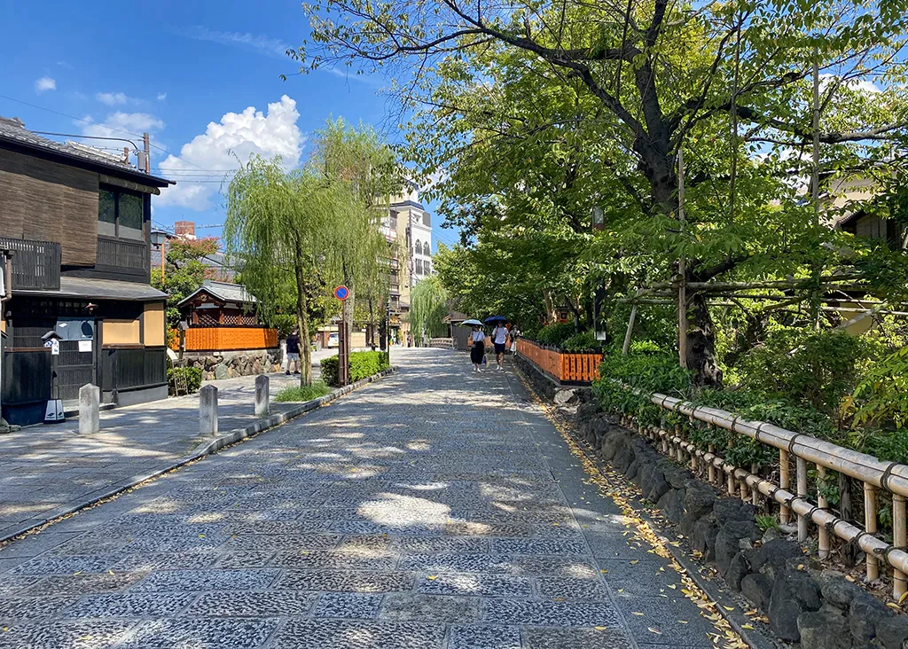 祇園白川筋の入り口。