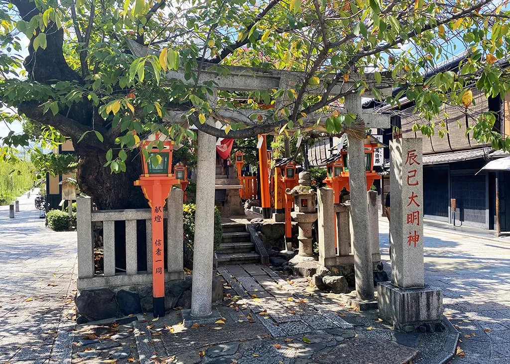祇園白川の辰巳神社。