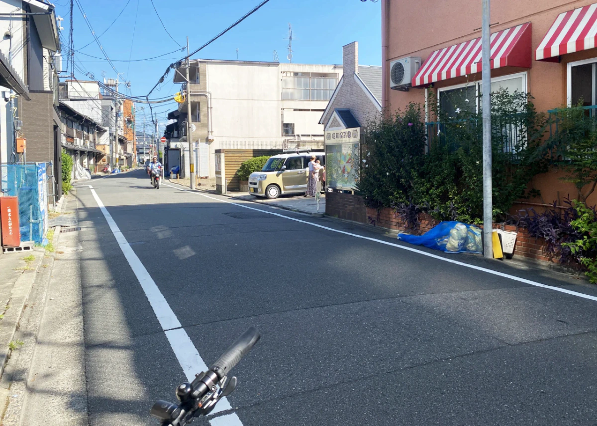 WanderCycle Kyotoの店先から、清水寺へ向かう道を写した写真。