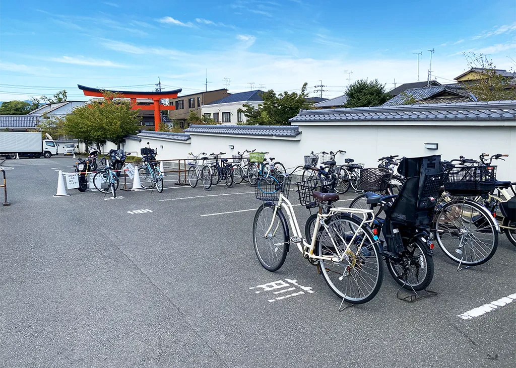 茶わん坂中腹にある市営駐車場の入り口。