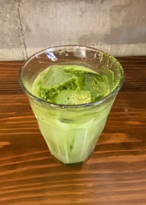 清水寺参道のソフトクリーム。ほうじ茶と抹茶のミックスソフト。