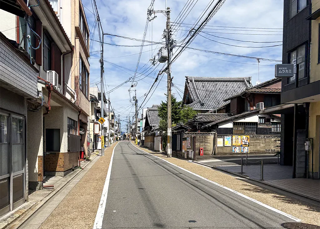 エコロサイクルパーク東山安井第1の写真。大きな石の鳥居の隣の駐輪場です。
