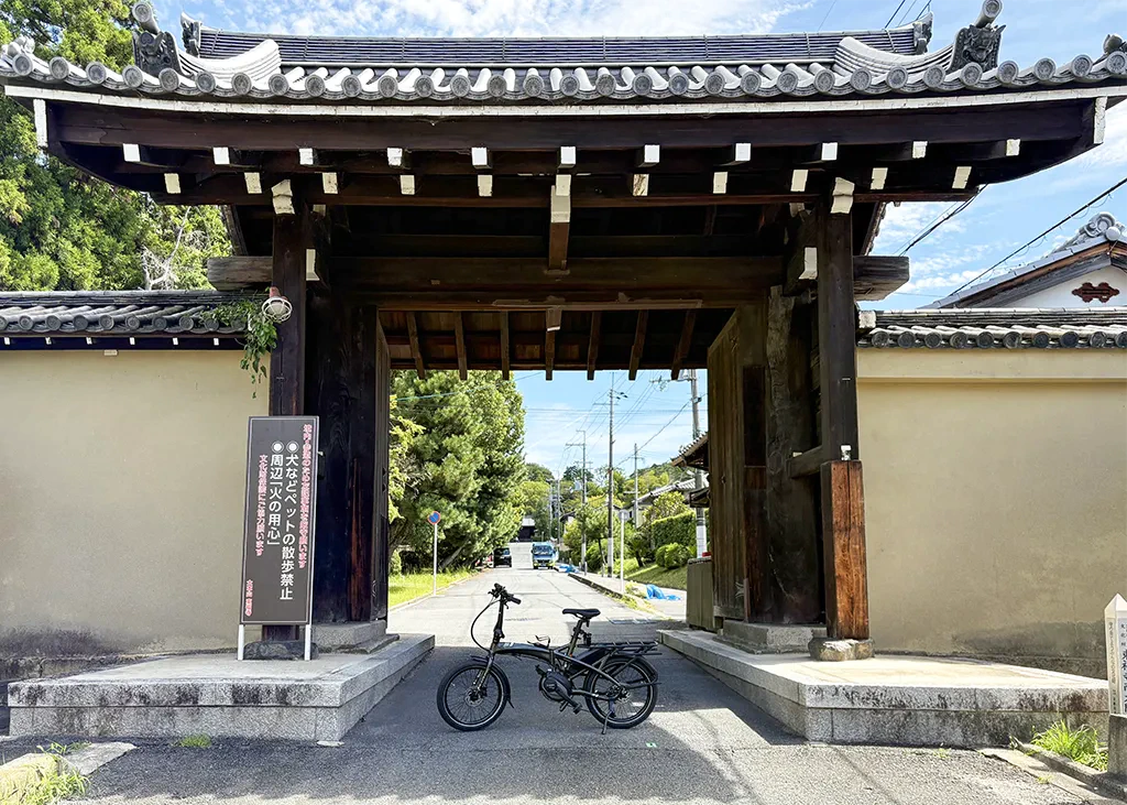 八坂庚申堂のカラフルなくくり猿が本堂にたくさん吊り下げられている写真。