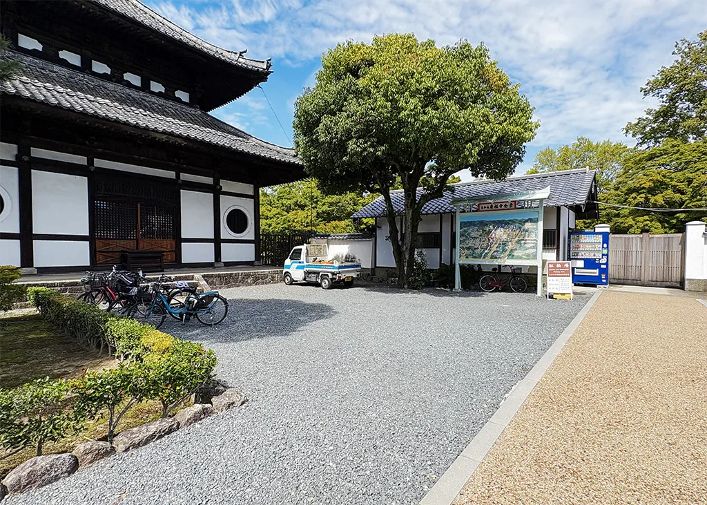 東福寺の境内にある参拝者用の駐輪場。