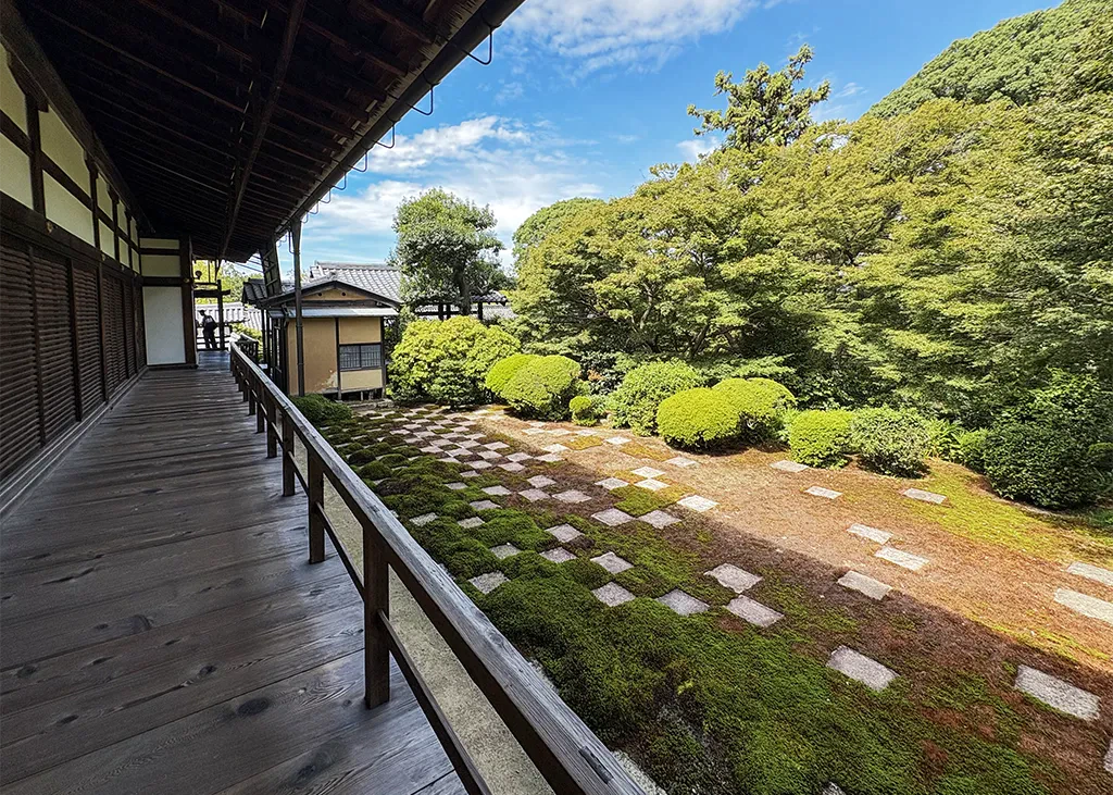 八坂庚申堂の門前から見えた五重塔の写真。