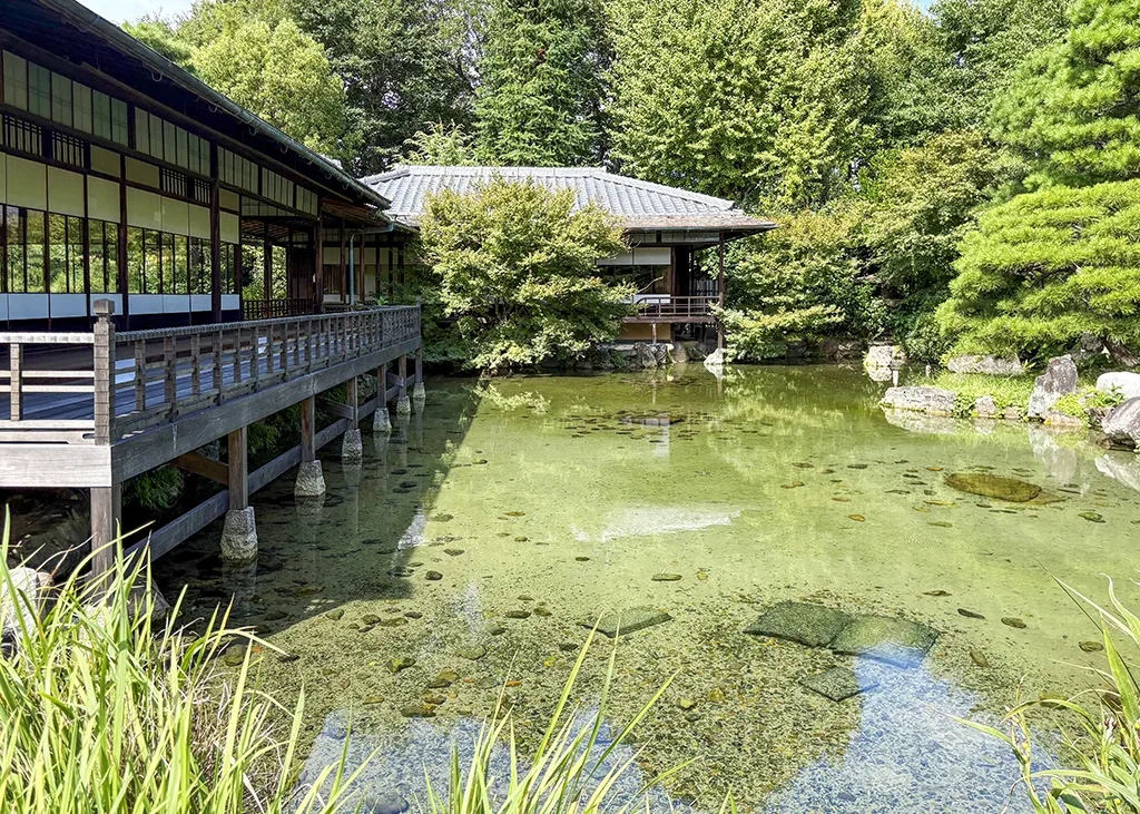 渉成園の庭園内の滴水軒。