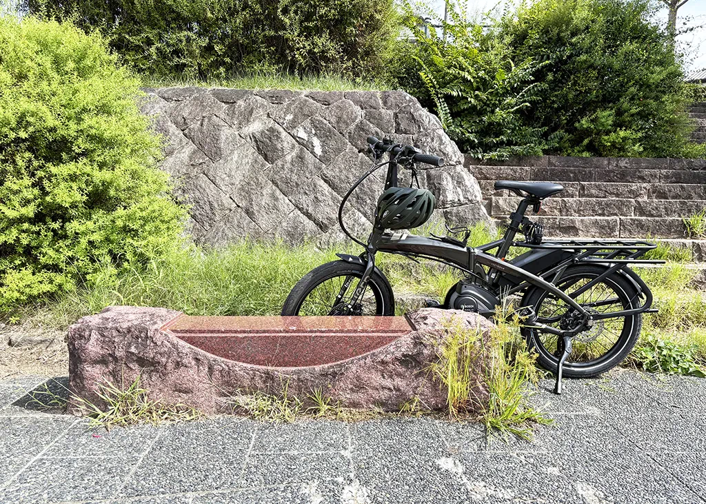 鴨川のベンチに自転車を停めて、和菓子を食べる。