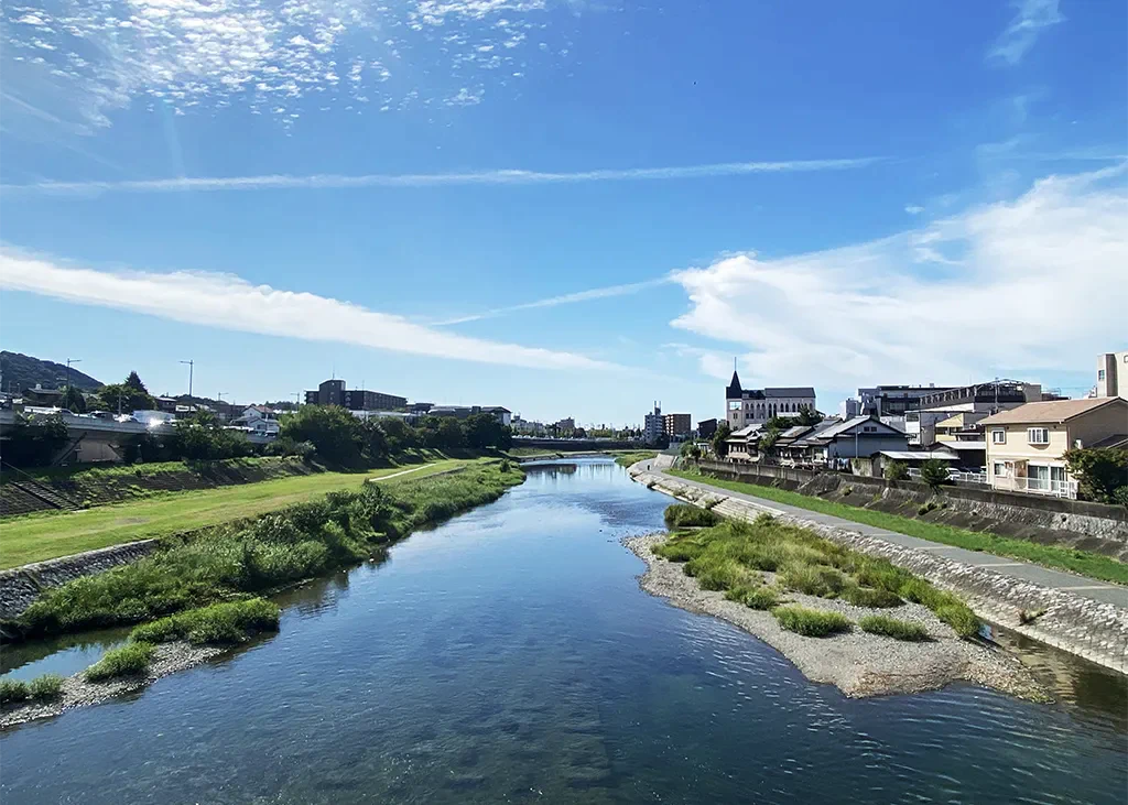 WanderCycle Kyotoの店先から、清水寺へ向かう道を写した写真。