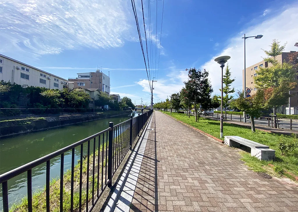 清水寺へ向かう坂道。道のわきには古い建物が並んでいる。