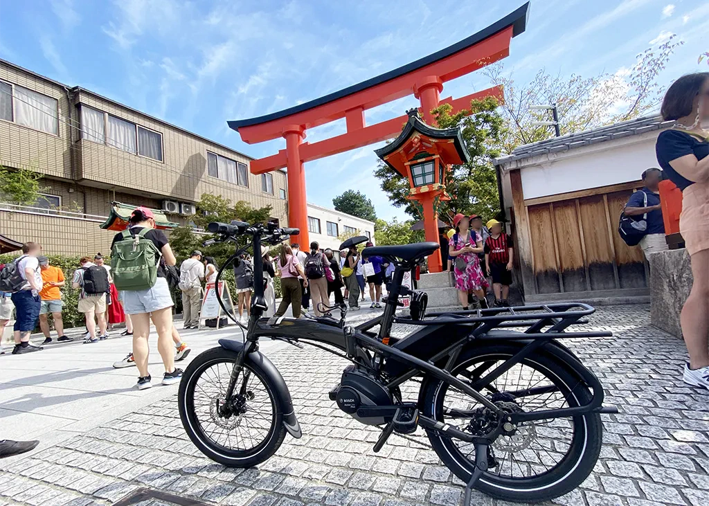 茶わん坂中腹にある市営駐車場の入り口。