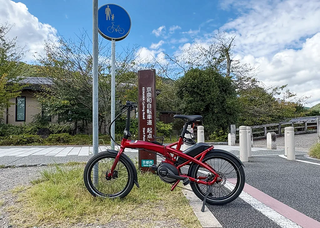茶わん坂中腹にある市営駐車場の入り口。