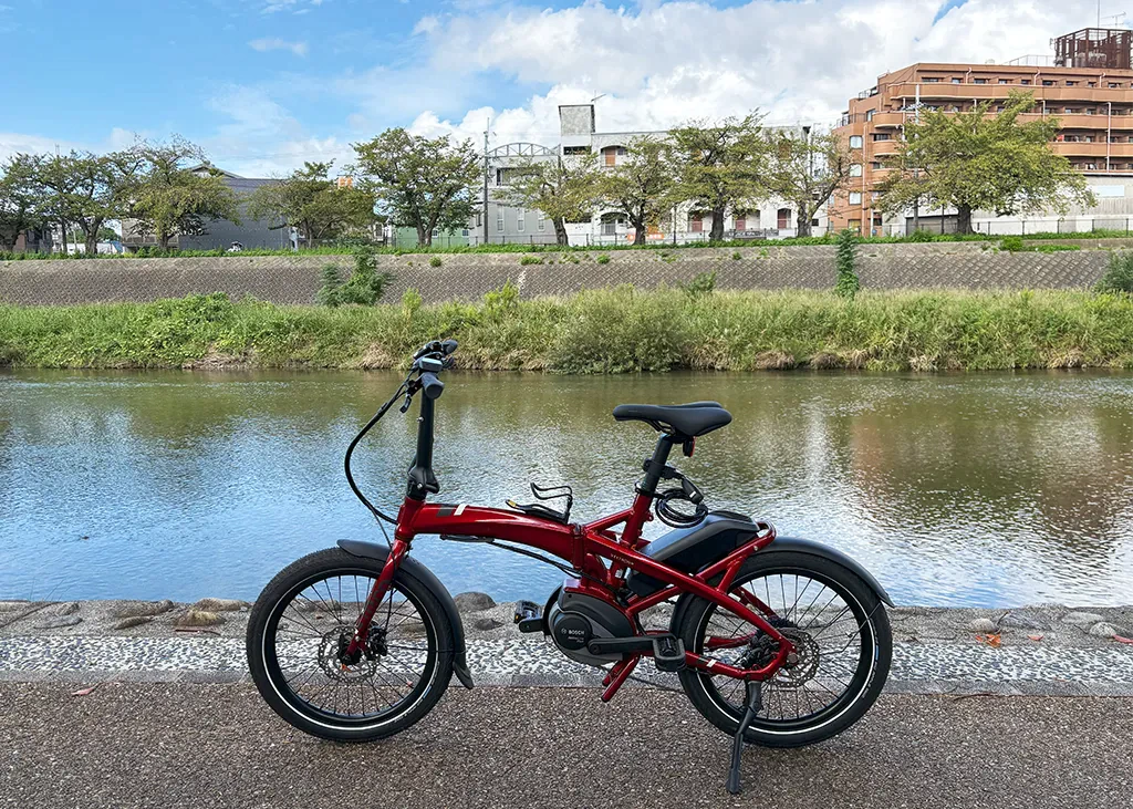 WanderCycle Kyotoの店先から、清水寺へ向かう道を写した写真。