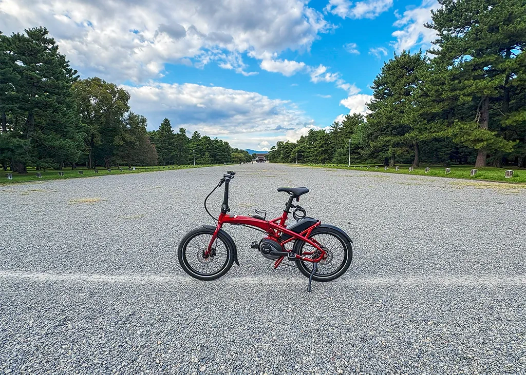 京都御苑内の様子。自転車がよく通る箇所は砂利がなく細い道になっています。