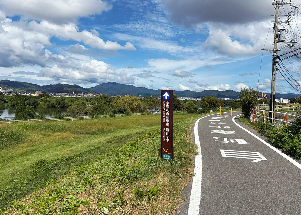 「琵琶湖疎水」の立て看板の前にVEKTRONを並べて記念撮影。
