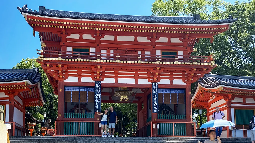 The main gate of Yasaka Shrine in Gion